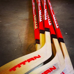 Houten ijshockeystick CCM  Titan 4020 Senior 23 linkerhand naar beneden